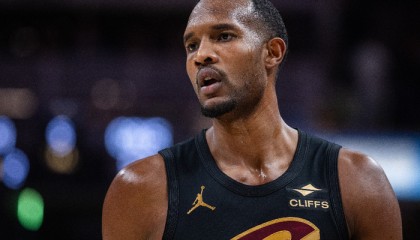 pg热门游戏-骑士2将弊端尽显！莫布利拒投还影响空间，米切尔起伏太大了！|莫布利;贾斯廷-安德森|克利夫兰骑士队|多诺万-米切尔|埃文-莫布利|NBA常规赛_新浪体育_新浪新闻