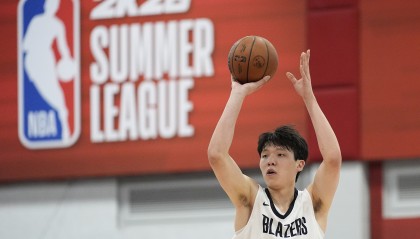 pg电子游戏排行-美媒分析：杨瀚森开发三分射程将成战术关键 挡拆外弹远投尤具杀伤力